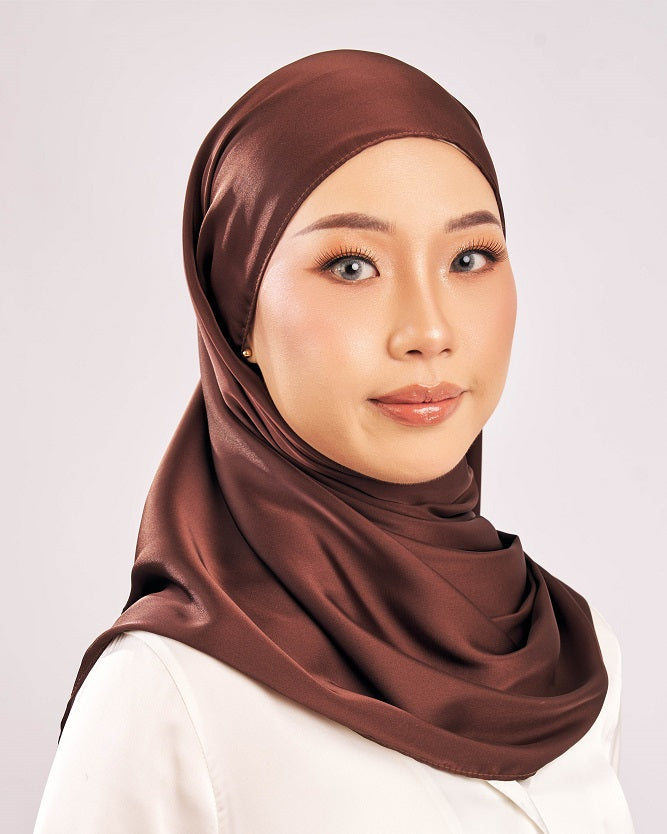 Tudung Sareeya Luxe Satin Matte Shawl mewah coklat dark brown Premium Hijab Malaysia