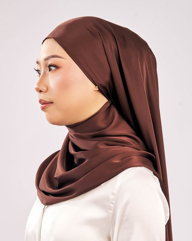 Tudung Sareeya Luxe Satin Matte Shawl mewah coklat gelap dark brown Premium Hijab Malaysia