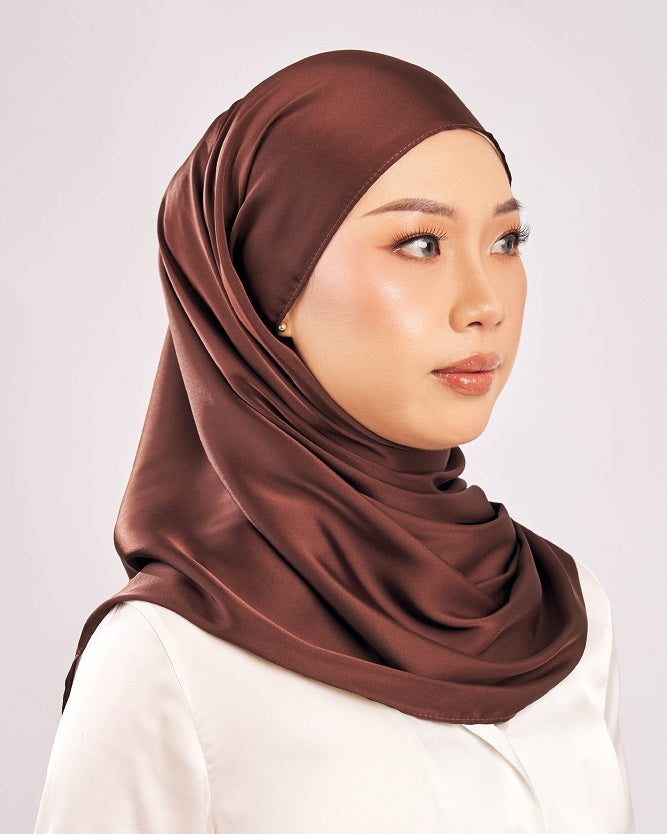 Tudung Sareeya Luxe Satin Matte Shawl mewah coklat dark brown Premium Hijab Malaysia