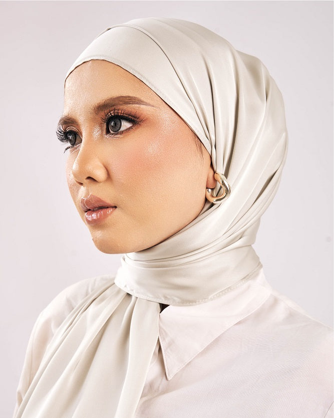 Tudung Sareeya Luxe Satin Matte Shawl mewah kelabu pucat Premium Hijab Malaysia