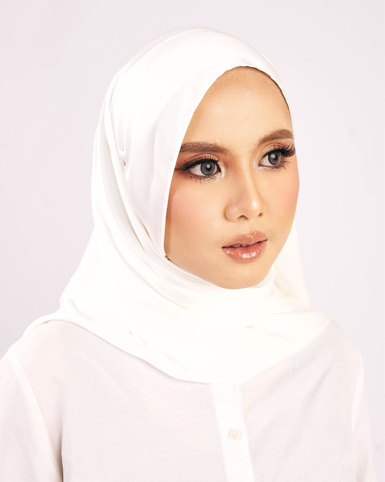 Tudung Sareeya Luxe Satin Matte Shawl mewah off white putih Premium Hijab Malaysia