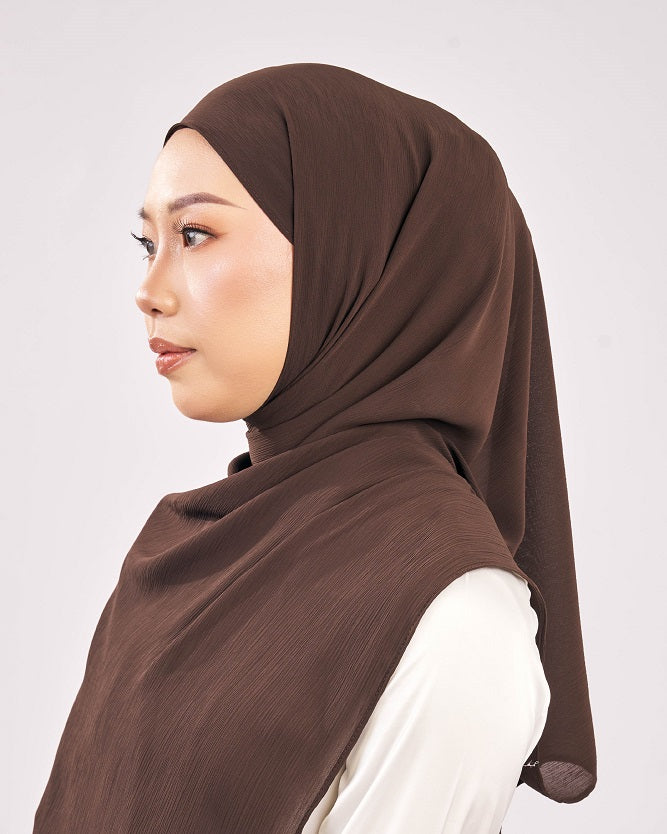 Tudung Muna Ironless Shawl Malas  Chiffon coklat gelap dark brown Premium Hijab Malaysia